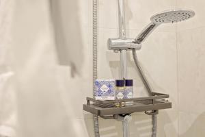 una mensola per doccia in un bagno con soffione doccia di U259 B&b a Napoli