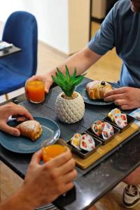 un tavolo ricoperto di piatti di sushi e succo d'arancia di U259 B&b a Napoli