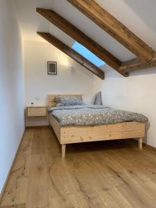 une chambre avec un lit et un parquet dans l'établissement Zentrale 1-Zimmer-Wohnung in der Altstadt, à Landsberg am Lech