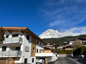 um edifício com uma montanha ao fundo em Kaiserresidenz Ellmau em Ellmau