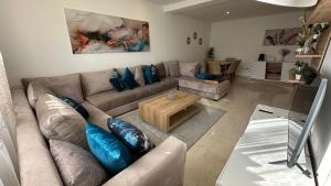 TV a/nebo společenská místnost v ubytování Luxury Family Appart 7 Pers - CheckPoint - Oujda Center