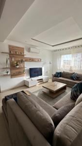 - un salon avec un canapé et une table dans l'établissement Luxury Family Appart 7 Pers - CheckPoint - Oujda Center, à Oujda