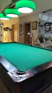 a green pool table in a living room with lights at Al Rifugio in Montecorvino Pugliano