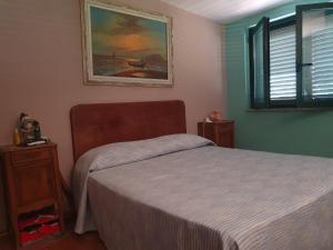 - une chambre avec un lit et une photo sur le mur dans l'établissement Al Rifugio, à Montecorvino Pugliano