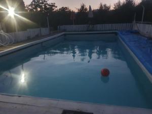 - un ballon rouge dans l'eau de la piscine dans l'établissement Al Rifugio, à Montecorvino Pugliano