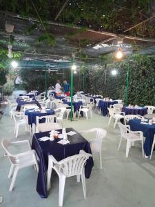 eine Gruppe von Tischen und Stühlen mit blauen und weißen Tischen in der Unterkunft Al Rifugio in Montecorvino Pugliano