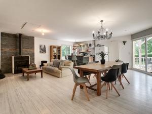 sala de estar con mesa, sillas y sofá en Les goujatoux-chambre Sarlat, en Coursac