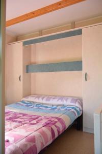 a bed in a bedroom with a bunk bed at Bungalows, Camping Vega de Francia in Sotoserrano