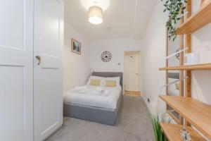 una piccola camera con letto e scala di Three-Bedroom Bliss in London Town a Londra