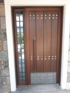 una puerta de madera con un montón de taquillas en Molivos Castleview Luxury Villa with private parking, en Mithimna