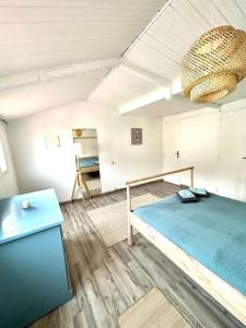 1 dormitorio con 1 cama grande y techo en Le Cabanon à Pépé, aux Goudes, en Marsella