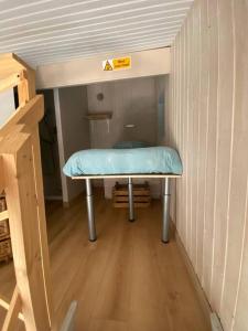 a small room with a bench in a tiny house at Le petit Cerf-Volant in Calvisson
