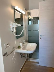 y baño con lavabo y ducha. en GUEST HOUSE SONNINO 37, en Cagliari
