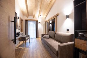 a living room with a couch and a table at Hotel Villa Melì in Predazzo