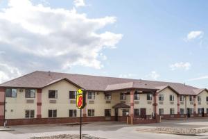 Un gran edificio con un cartel delante. en Super 8 by Wyndham Rock Springs, en Rock Springs
