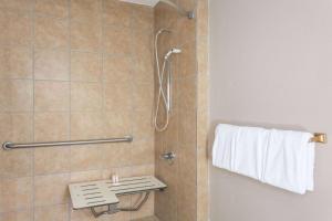 bagno con doccia e porta in vetro di Super 8 by Wyndham Rock Springs a Rock Springs