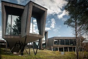 a large wooden chair in front of a building at Elva Hotel in Vossevangen