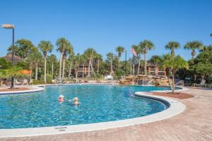 Piscina de la sau aproape de Legacy Vacation Resorts - Palm Coast