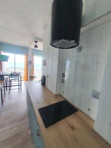uma cozinha com bancada num quarto em Vue mer exceptionnelle em La Grande-Motte