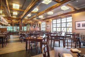 فندق بيتالينغ جايا في بيتالينغ جايا: مطعم بطاولات وكراسي خشبية ونوافذ
