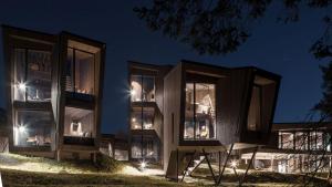 un edificio con ventanas iluminadas por la noche en Elva Hotel, en Skulestadmo