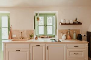 Cucina o angolo cottura di Podere La Gualda Vecchia alloggi di charme immersi nel Giardino Emozionale outdoor SPA