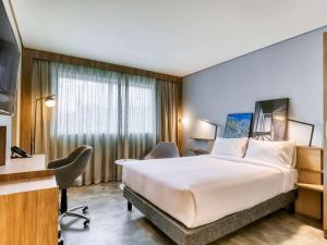 Uma TV ou centro de entretenimento em Novotel BH Savassi