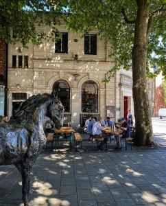 una estatua de un caballo delante de un edificio en M3 Riverside Wharf - Free Parking en Mánchester