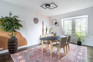 - une salle à manger avec une table et des chaises dans l'établissement La Quinta, à Garches