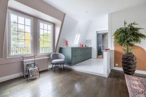a living room with a desk and a chair at Appartement de 100m2 dans un parc à 20 mn du centre de Paris in Garches