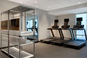 Home2 Suites By Hilton Las Vegas North的健身中心和/或健身设施