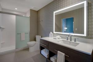 Home2 Suites By Hilton Las Vegas North的一间浴室