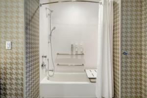 Home2 Suites By Hilton Las Vegas North的一间浴室