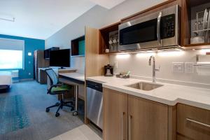 Home2 Suites By Hilton Las Vegas North的厨房或小厨房