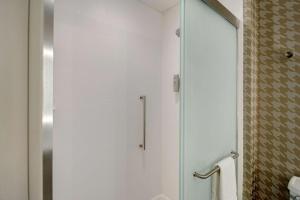 Home2 Suites By Hilton Las Vegas North的一间浴室