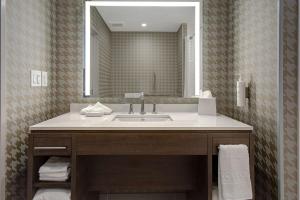 Home2 Suites By Hilton Las Vegas North的一间浴室
