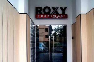 una entrada a un restaurante con un cartel en la puerta en Amy*Home2 @Roxy Apartmnt Kuching, en Kuching