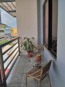 2 stoelen en een tafel op een balkon bij Azzura Hotel in Zamboanga