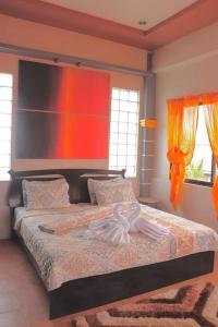 een slaapkamer met 2 bedden en een schilderij aan de muur bij Azzura Hotel in Zamboanga