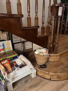 a shelf with books and a basket on a table at Casa Boixareu in La Pobla de Segur