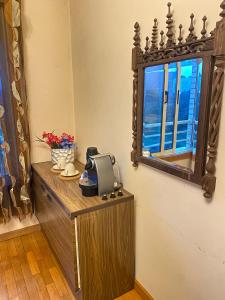 una camera con tavolo, specchio e finestra di Vintage suites a Valongo