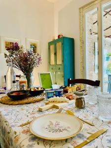 una mesa con platos en ella con flores en ella en Agriturismo CasaViVa, en Pozzo