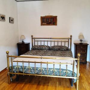 un letto in una camera da letto con due comodini e due lampade di Bardo Escape a Bardonecchia