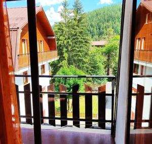 widok z okna na balkon z drzewami w obiekcie Bardo Escape w mieście Bardonecchia