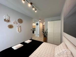 um quarto com uma cama com duas toalhas em Villa Neptun Gdańsk 5 1 9 1 0 2 1 3 0 em Gdańsk