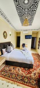 Postel nebo postele na pokoji v ubytování Riad Amazing + 37 fotografií