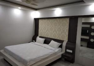 um quarto com uma cama grande e uma cabeceira preta em Maa Jagdamba Palace Bihar em Samastīpur