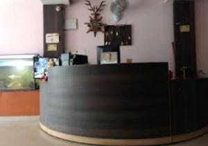 um balcão preto num restaurante com um balcão de sidx em Maa Jagdamba Palace Bihar em Samastīpur