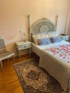 una camera con letto, sedia e tavolo di Vintage suites a Valongo