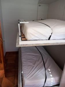 Двох'ярусне ліжко або двоярусні ліжка в номері Apartamento rural Muga